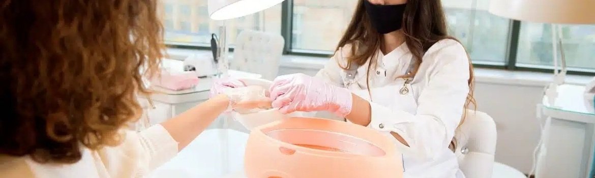 Kosmetinis parafinas rankų ir kojų priežiūrai: kada ir kodėl verta naudoti?